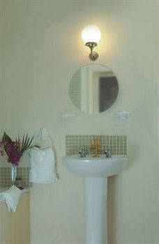 Inn The Feathers Holt 4*