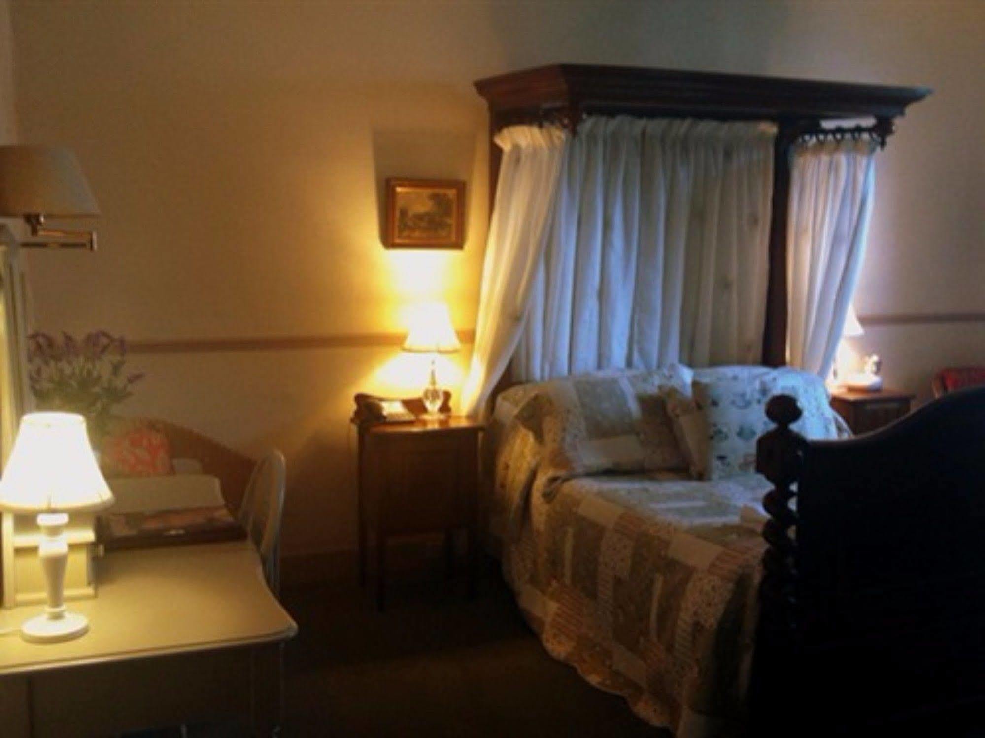 Inn The Feathers Holt 4*